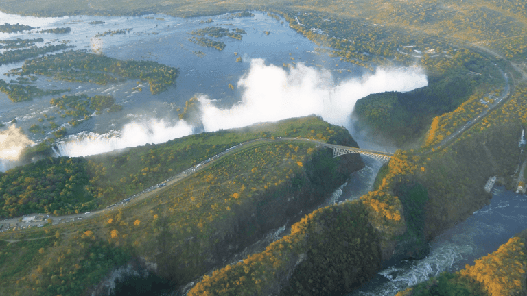 Explore “The Smoke That Thunders” at Ilala Lodge Victoria Falls